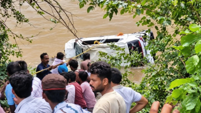 आगर मालवा में नाले में गिरी कार, आठ लोगों की मौत