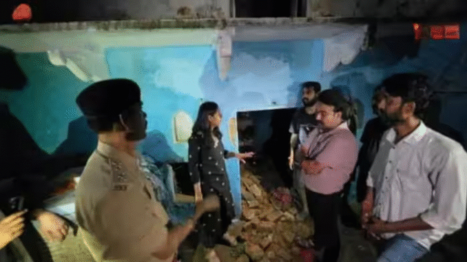 ग्वालियर इमारत हादसा : दो मंजिला aछत गिरने से पांच लोग दबे, महिला व उसके पुत्र की मौत, तीन घायल
