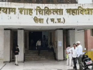 मरीजों के इलाज में अनियमितताओं के आरोप में महिला डॉक्टर बर्खास्त, औषधि निरीक्षक निलंबित