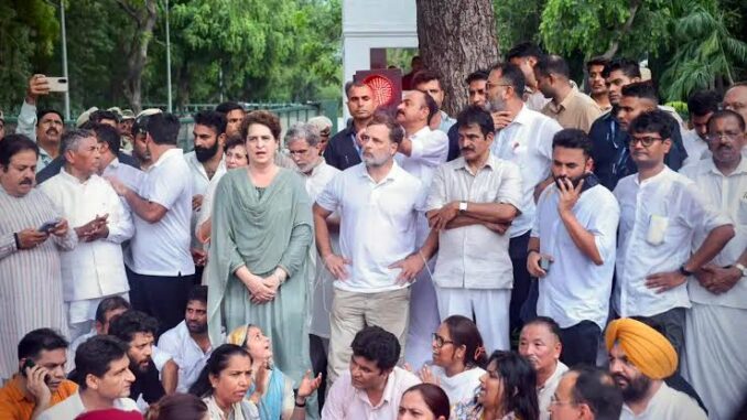 निर्वाचन सदन की ओर बढ़ रहे विपक्षी सांसदों के मार्च को रोका गया, संसद मार्ग पर धरने पर बैठे